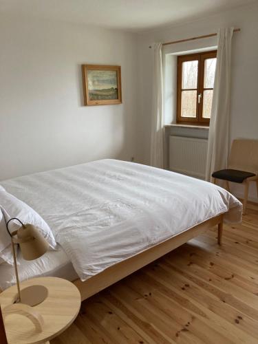 比绍夫斯维森Watzmannkar的一间卧室设有一张大床,铺有木地板