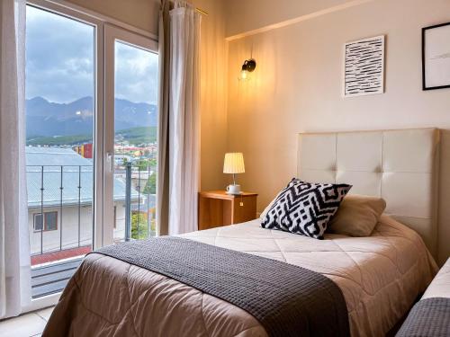 乌斯怀亚维归纳海滨公寓的一间卧室设有一张床和一个大窗户