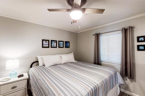 默特尔比奇Sea Cabin 117的一间卧室配有一张床和吊扇