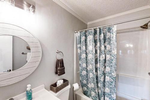 默特尔比奇Sea Cabin 117的浴室配有淋浴帘和盥洗盆。