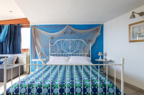陶尔米纳Tauromenion Guest House的蓝色卧室,配有一张蓝色床头板的床