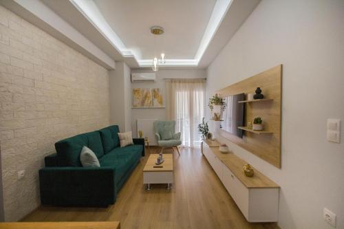 雅典Luxurious apt near Ampelokipoi Metro station的客厅配有绿色沙发和桌子