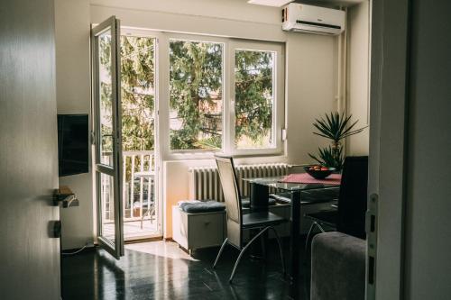 贝尔格莱德Smart hostel的一间带桌子和窗户的用餐室