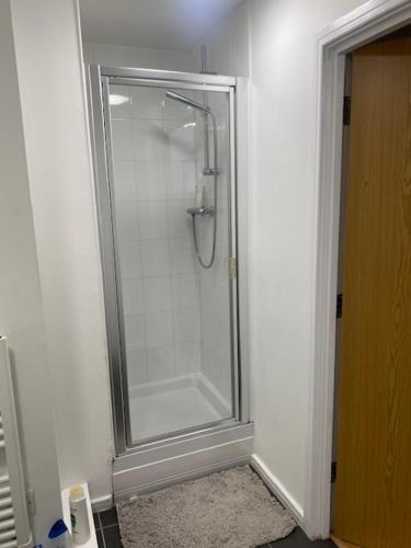 曼彻斯特Eaglet 2 Bedroom Luxury Home near Etihad Staduim的浴室里设有玻璃门淋浴