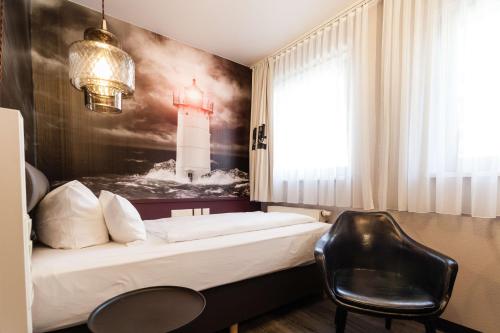 纽伦堡纽伦堡总站贝斯特韦斯特酒店的配有一张床和一把椅子的酒店客房
