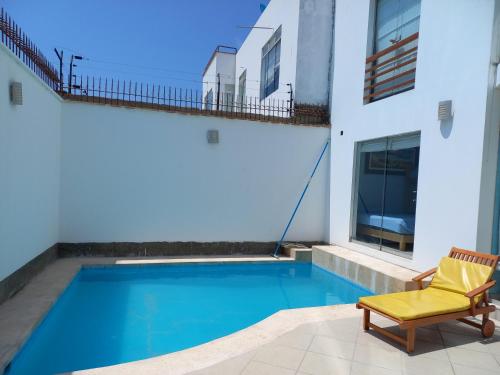 NaploDepartamento con Piscina Privada en Playa Naplo的一座建筑物中央的游泳池