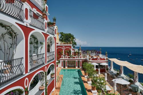 波西塔诺勒西雷纳斯酒店的一座带游泳池的建筑,毗邻大海