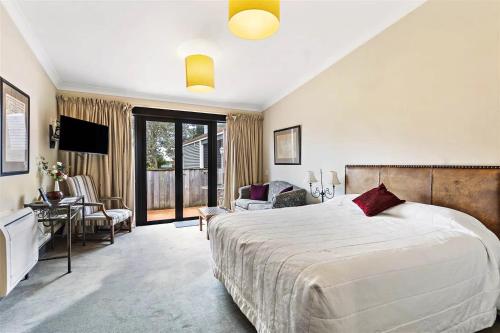 马斯特顿盖特威汽车旅馆的酒店客房设有一张大床和一张书桌。