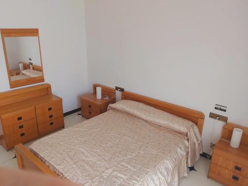 圣保Circ 42的一间卧室配有一张床和镜子