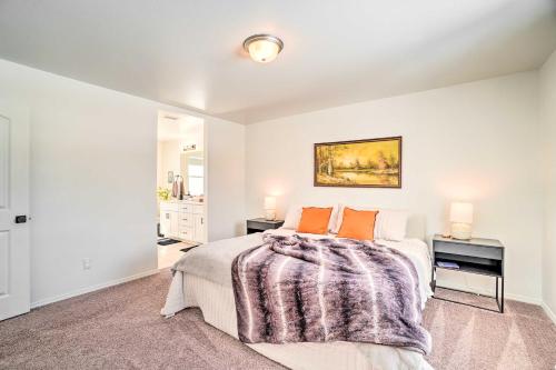 BellemontFamily-Friendly Home about 12 Mi to Downtown Flagstaff的一间卧室配有一张床和一张带两盏灯的桌子。