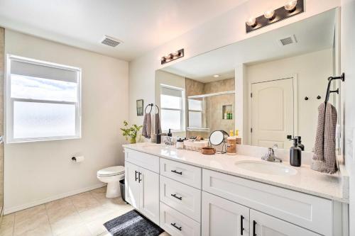 BellemontFamily-Friendly Home about 12 Mi to Downtown Flagstaff的白色的浴室设有水槽和卫生间。