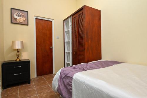 昂斯拉雷区La Vue 2的一间卧室配有一张床和一个木制橱柜