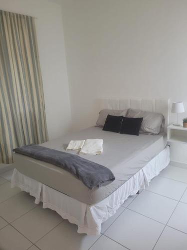 里约热内卢Lindo Apartamento Flamengo的白色客房内的一张大床,
