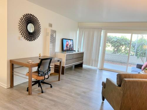 洛杉矶Executive Santa Monica Suites的客厅配有桌子和椅子