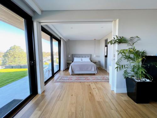悉尼Manly Paradise Apartment的一间卧室设有一张床和大窗户
