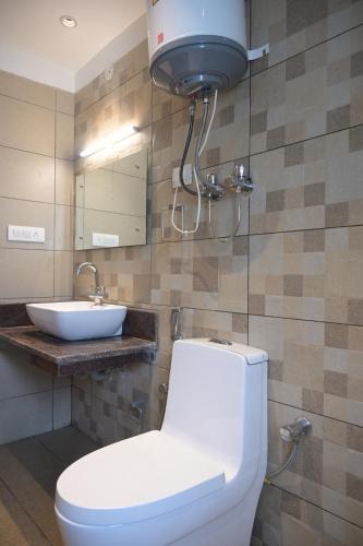 马拉里Hotel Apple Blossom B$B的一间带卫生间和水槽的浴室