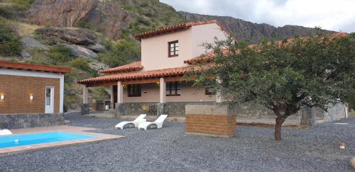 卡法亚特Las Piedritas Cafayate的一座带游泳池和房子的别墅