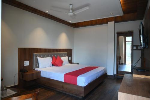 马拉里Hotel Apple Blossom B$B的一间卧室配有一张床和一台电视
