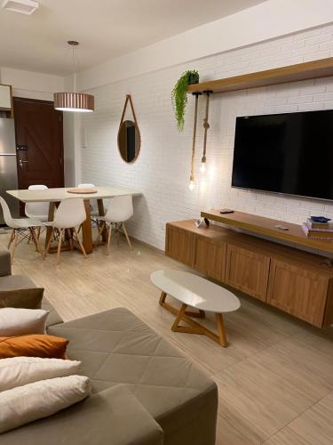 卡姆布库Beach Place Cumbuco apto de 02 quartos a 80m da praia的客厅设有壁挂式平面电视。