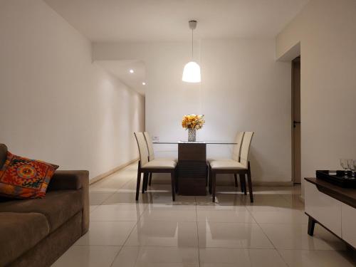 尼泰罗伊Apartamento em Niterói - Boa Viagem的客厅设有餐桌和椅子