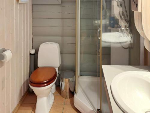DrangedalHoliday home Drangedal II的浴室配有卫生间、盥洗盆和淋浴。