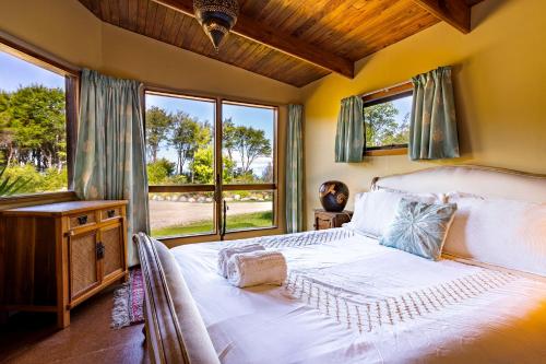 科灵伍德Ao Marama Retreat的一间卧室设有一张床和一个大窗户