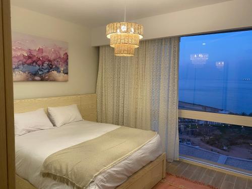 艾因苏赫纳Il monte galala Sea view Chalet المونت جلاله的一间卧室设有一张床和一个大窗户