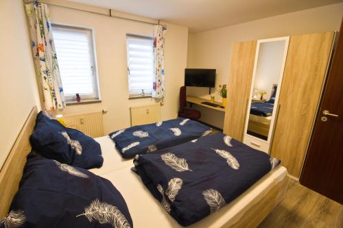 德累斯顿Ferienwohnung Tukan Apartment Dresden Laubegast WLAN TV Ebike的一间卧室配有两张带蓝色棉被的床