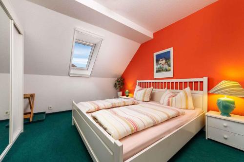 巴拉顿博格拉尔House and Apt in Balatonboglar 42692的一间卧室配有一张橙色墙壁的床