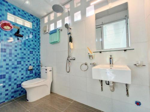 巴位Estrella Ba Vì Villas - Venuestay的一间带卫生间和水槽的浴室