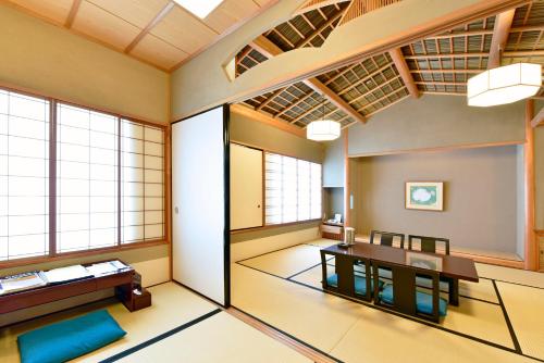 长崎THE GLOBAL VIEW Nagasaki的客房设有桌椅和窗户。