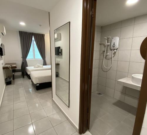 Kampong MortenCapital O 90756 Cara Hulu Hotel的带淋浴、床和镜子的浴室