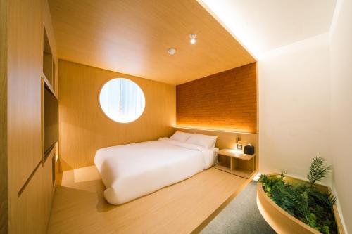 庆州Y Collection by Unboundi Gyeongju的一间小卧室,配有白色的床和窗户