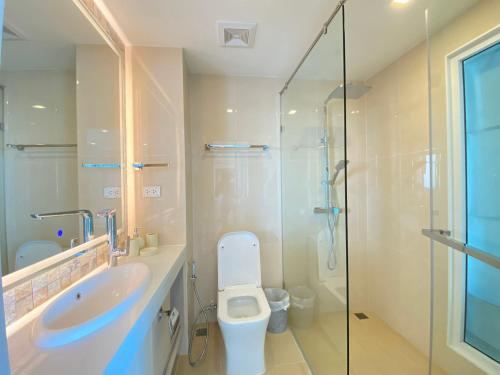 南芭堤雅Olympus city garden的浴室配有卫生间、盥洗盆和淋浴。