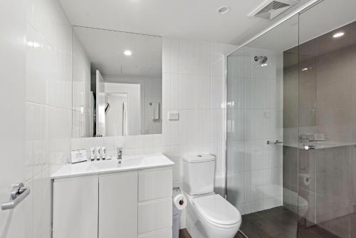 布里斯班Quest Kelvin Grove的白色的浴室设有卫生间和淋浴。
