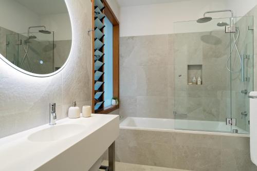 Aldgate克拉德迪赫楼阁住宿加早餐旅馆的一间带水槽、浴缸和镜子的浴室