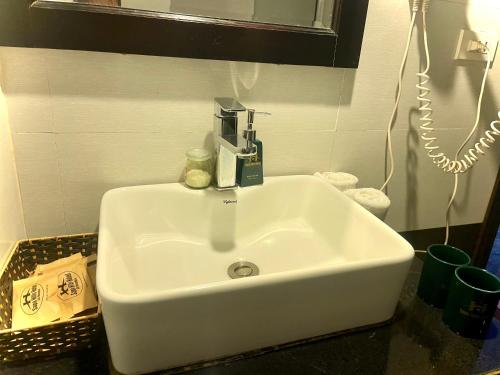 萨帕萨帕山酒店的浴室内配有白色水槽和电话