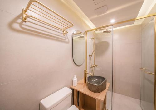 庆州UH Suite Gyeongju的带淋浴、卫生间和盥洗盆的浴室