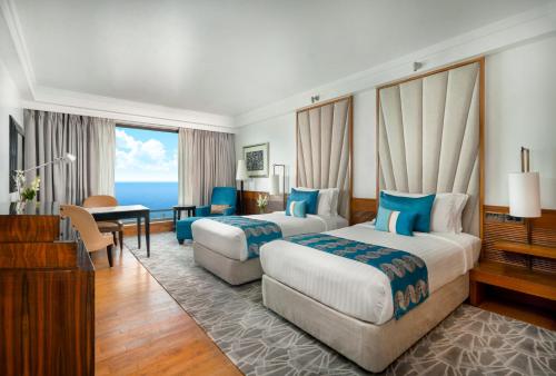 孟买孟买马林德莱弗洲际酒店的酒店客房配有两张床和一张书桌