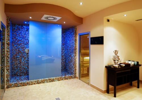 维罗纳莱奥帕尔迪酒店的一个带鱼缸的家中大型玻璃淋浴间