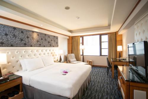 台中市鼎隆国际商旅的酒店客房设有一张大床和一台电视。
