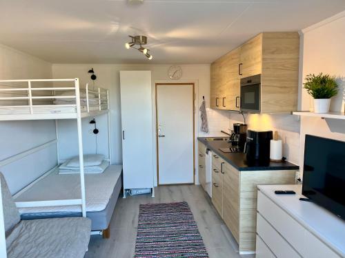 雪平斯维克Holiday Apartment Köpingsvik的一间小房间,配有双层床和厨房