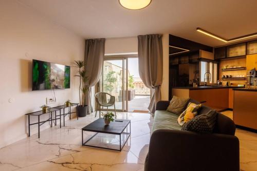 耶路撒冷Grand Jerusalem Luxury Apartment By Nimizz的客厅配有沙发和桌子
