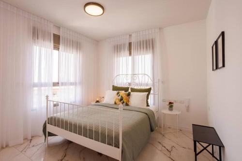 耶路撒冷Grand Jerusalem Luxury Apartment By Nimizz的卧室配有白色的床和窗户。