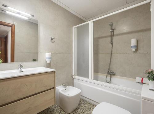 瓦伦西亚Macflats Valencia Puerto的浴室配有卫生间、盥洗盆和淋浴。