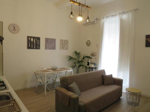 巴勒莫TRISOLE Palermo的客厅配有沙发和桌子