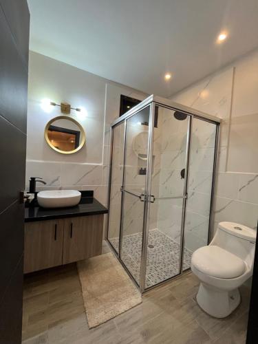 科马亚瓜Apartamentos Orquidea Dorada apt 101 & 104的带淋浴、卫生间和盥洗盆的浴室