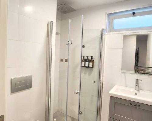 特拉维夫Assuta Residence in Ramat HaHayal, Tel Aviv的带淋浴和盥洗盆的浴室