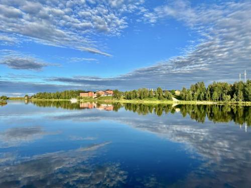 伊纳利Log Cabin - Lord of Sormuset的享有远处湖泊美景和房屋美景。