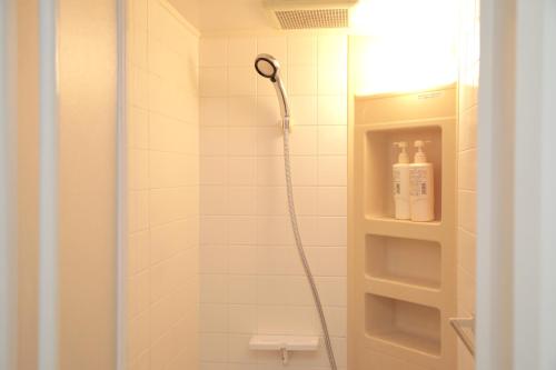 东京ゲストハウス昴的浴室内配有淋浴和头顶淋浴